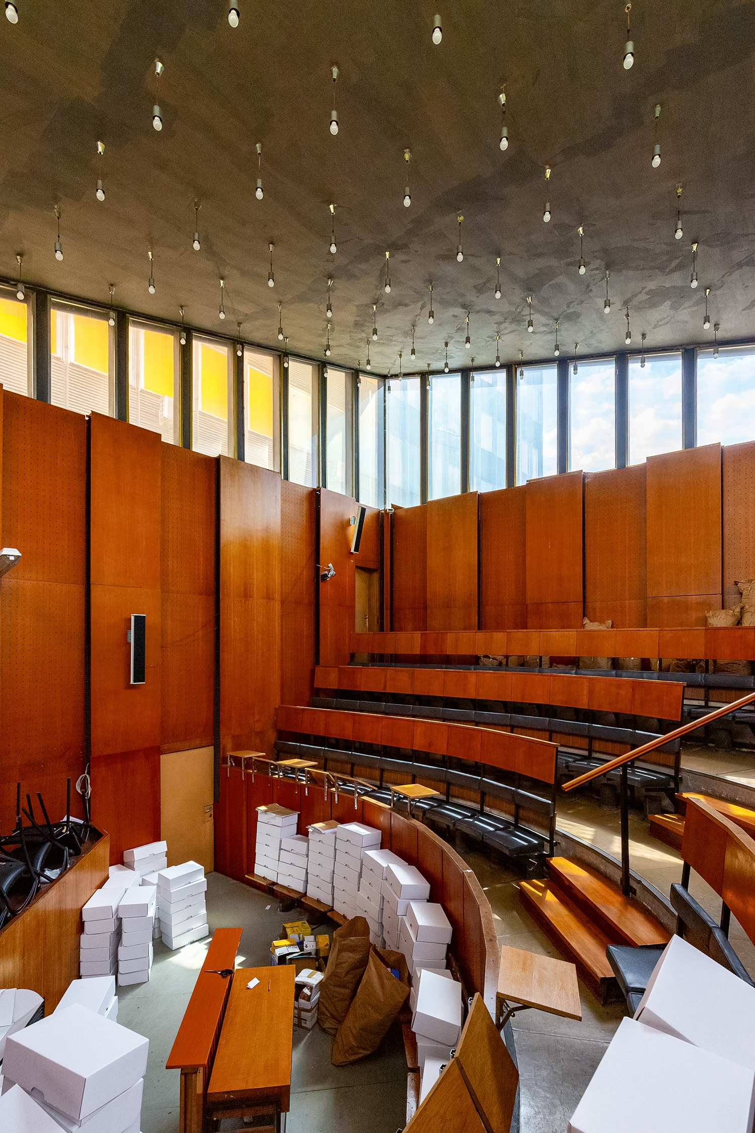 A tárgyalóteremnek nagyrészt megőrződött a kialakítása, szakszerű felújítással érdekes emléke lehetne ennek a korszaknak (Fotó: Vékony Zsolt)