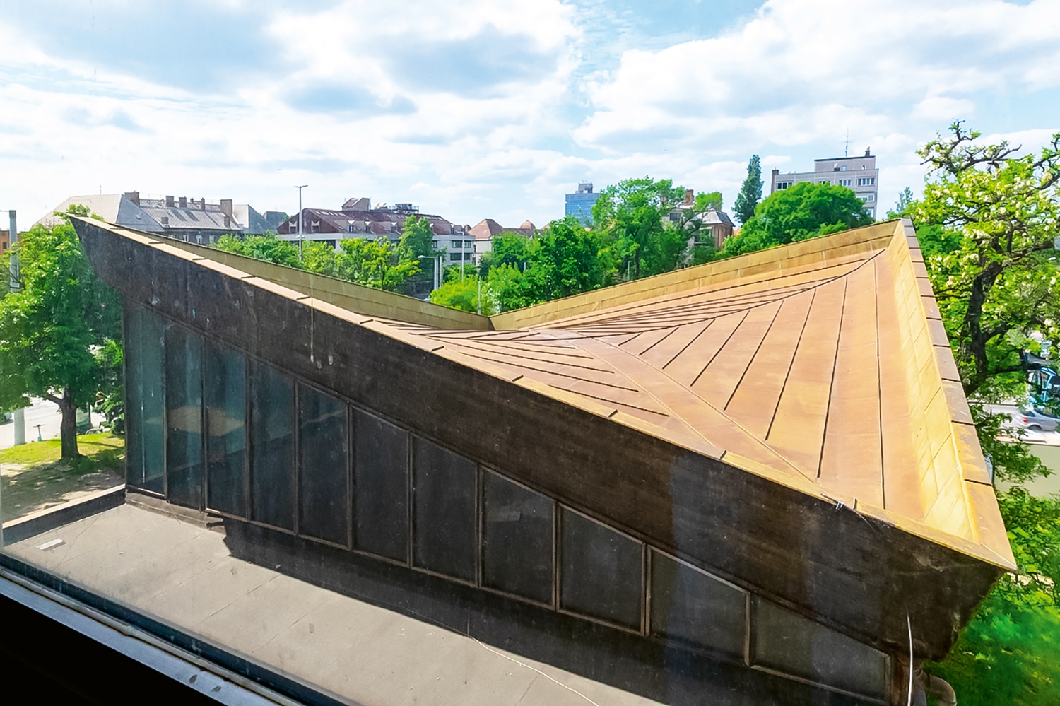 Az épület tömegéhez nyaktaggal kapcsolódik a nagy tárgyalóterem, melynek teteje egy hiperbolikus paraboloid tetőkialakítás (Fotó: Vékony Zsolt)