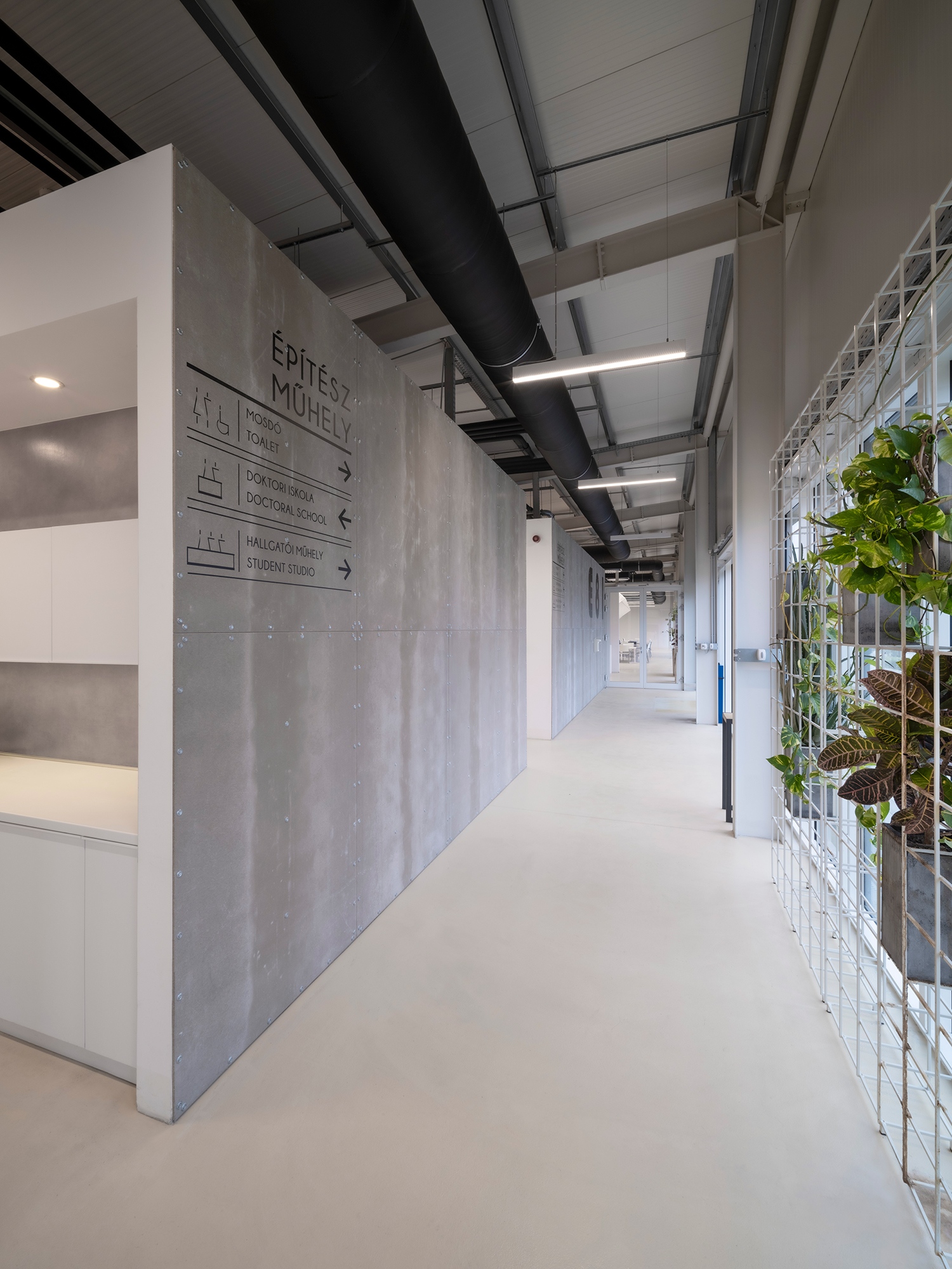 Az épületben többször feltűnik az ún. „zöld polc” is, ahol acélszerkezetű állvánnyal egy növényfüggönyt hoztak létre