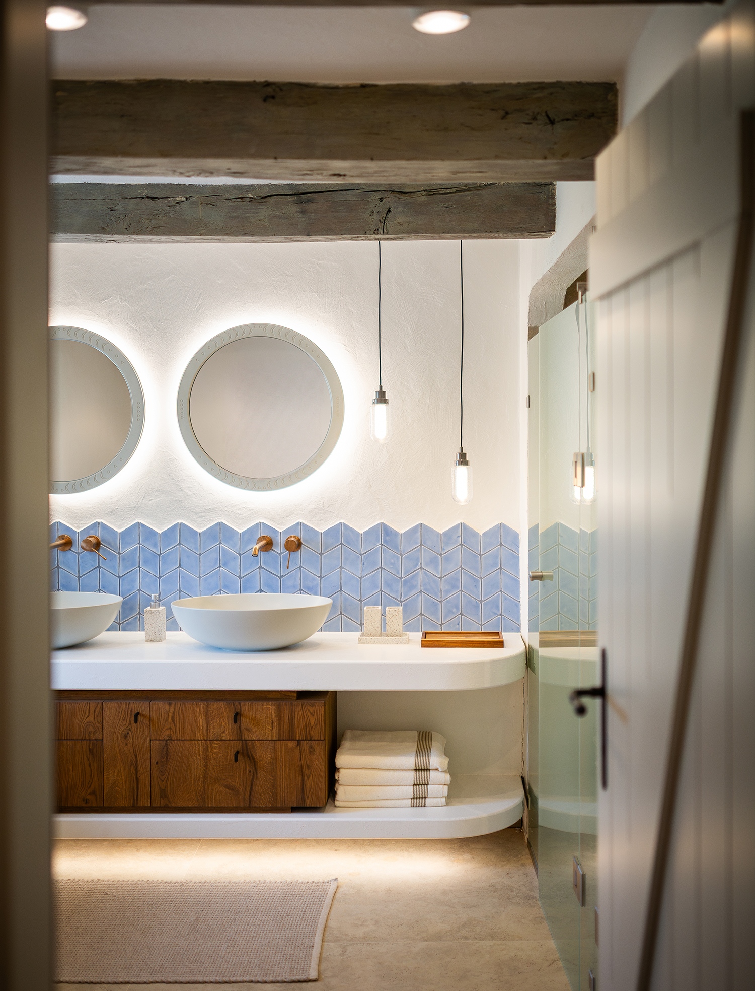 A 21. századi technológia telepítése mellett számos aprólékos kézműves megoldás, finom belsőépítészet és tárgykultúra adja vissza a parasztház egykori hangulatát