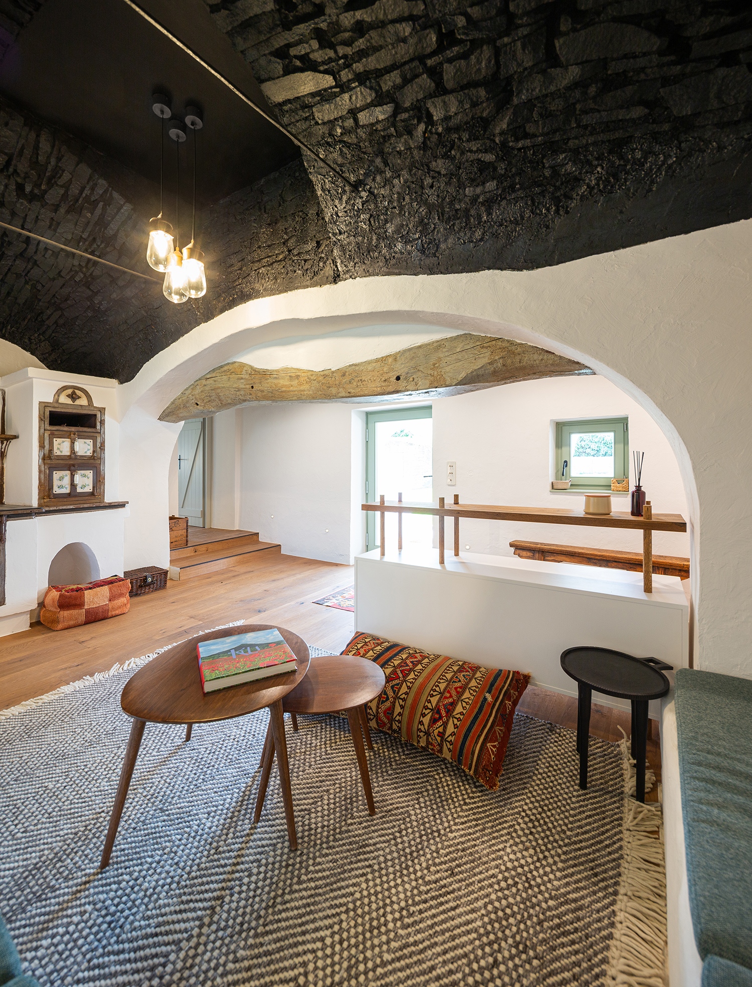 A tervezési folyamat kiindulópontjául a műemléki értéket képviselő 250 éves füstös konyha szolgált, ami alacsony belmagasságával, a fekete festéstől megszabadított eredeti gerendáival az ökonomikus falusi építészet jellegzetes példája