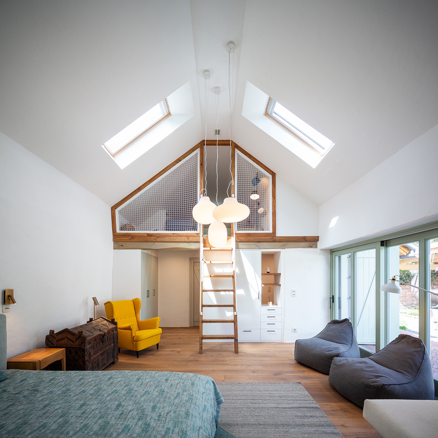 A telken álló, egykori melléképület is teljes átalakításon esett át, belsőépítészetének igényessége nem különbözik a főépületétől