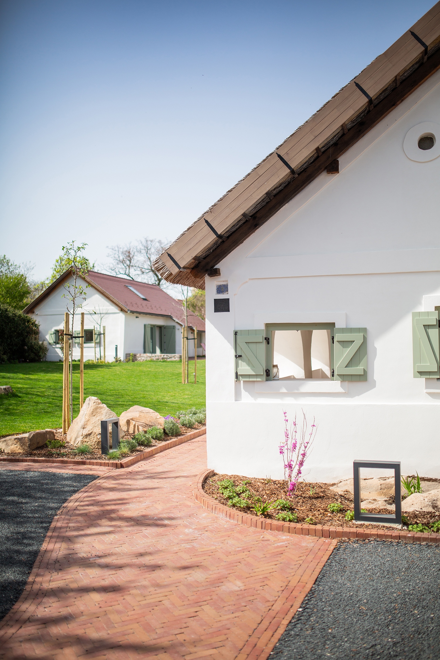 A bukolikus hangulathoz hozzájárul még a kert visszafogott harmóniája is