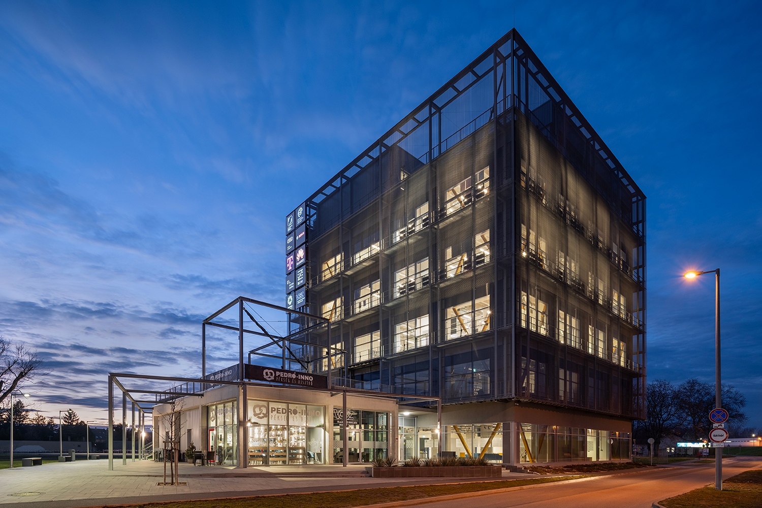 A GKD háló homlokzat megtervezése és kivitelezése különleges kihívás volt. A háló nappal a felső tömeget is a kocka kontúrjába rendezi, este pedig áttetszőségével, a szerkezet láttatásával teszi érdekessé az épületet.