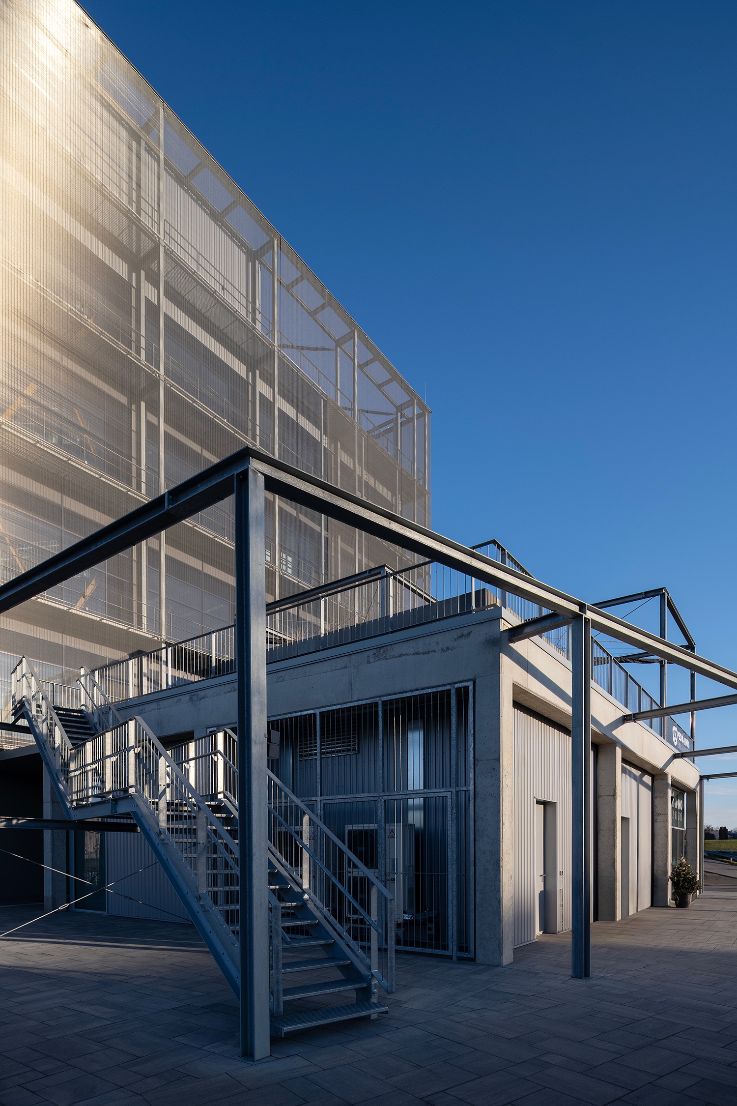 Az épület déli oldalának kávézóépülete és a tető hatalmas terasza. Ez a rész szintén ipari jelleget kapott, napjainkra azonban elkészült a földszinti terasz üvegtető-szerkezete is.