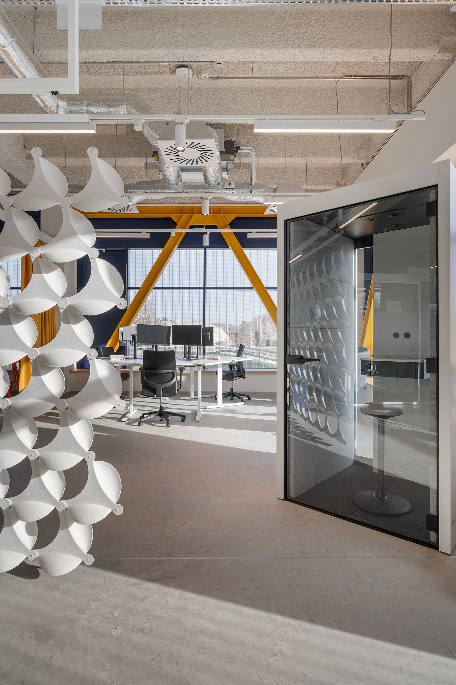 Nem csupán oktatási központról van szó. Az innovációs központ a saját fejlesztések, kutatások színhelye is. Az egyetem és az itt született kutatási eredmények kölcsönhatásban lesznek egymással.