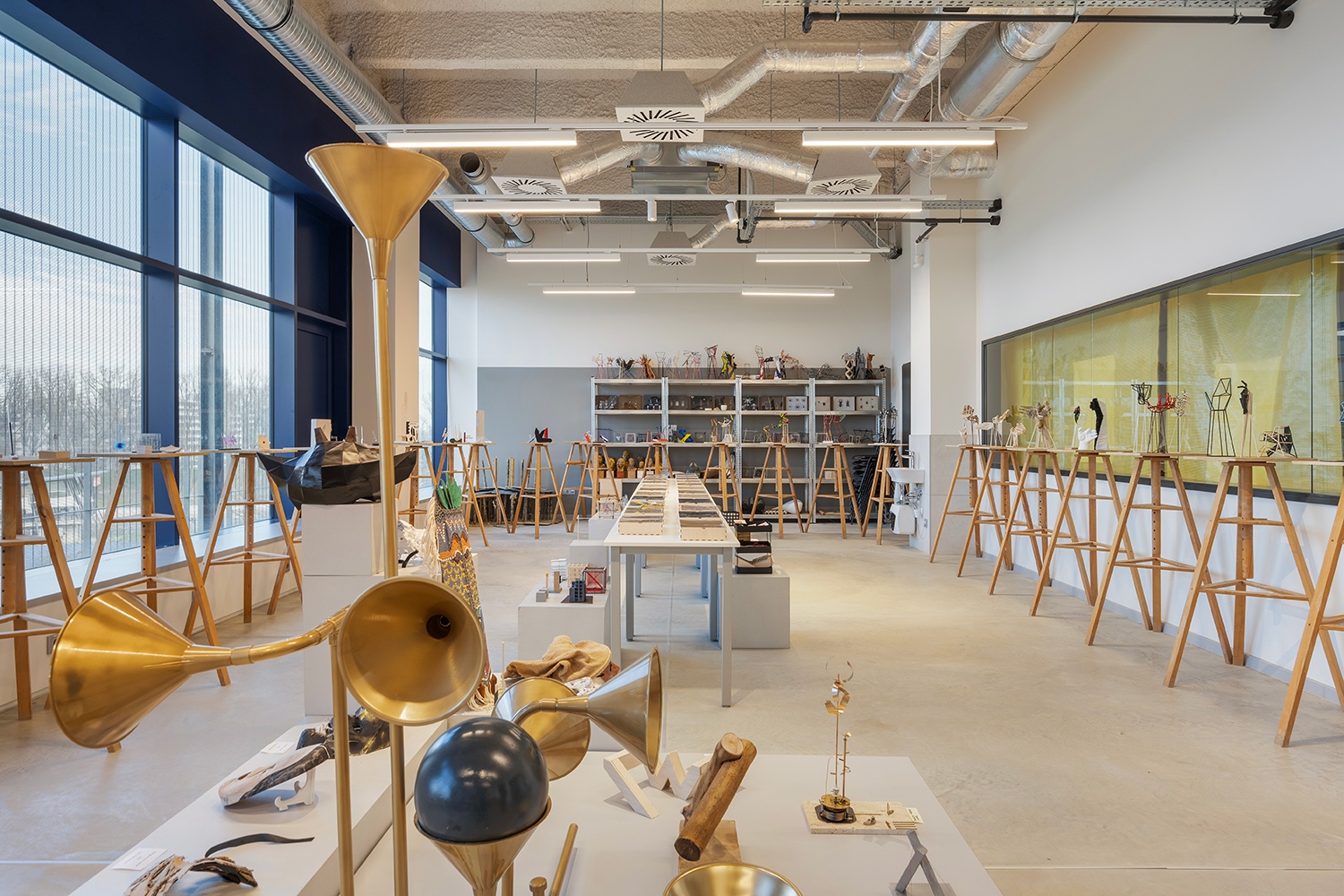 A műhelyek könnyen adaptálhatóak, némelyikük osztható is - a padló ipari jellege, a rejtetlen csap, a hatalmas ablakfelületek mind a komfortosabb munkát támogatják