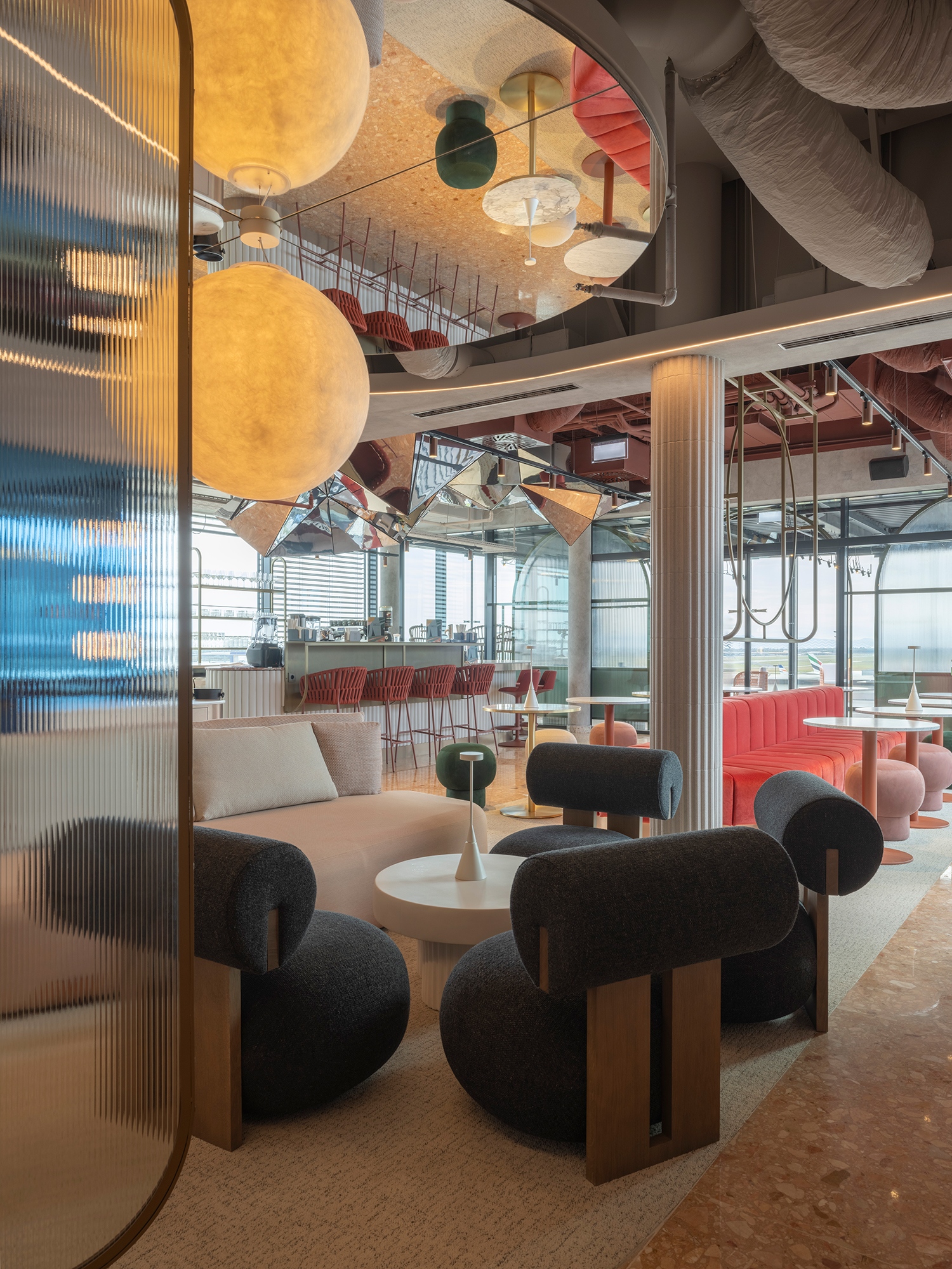 A bár rendkívül mozgalmas, a bár feletti installációban a különböző fények és színek visszatükröződnek. "Az üveggel körbevett tér hangulata az időjárási viszonyok függvényében lesz izzó, vöröses vagy lebegős" – írják a tervezők.