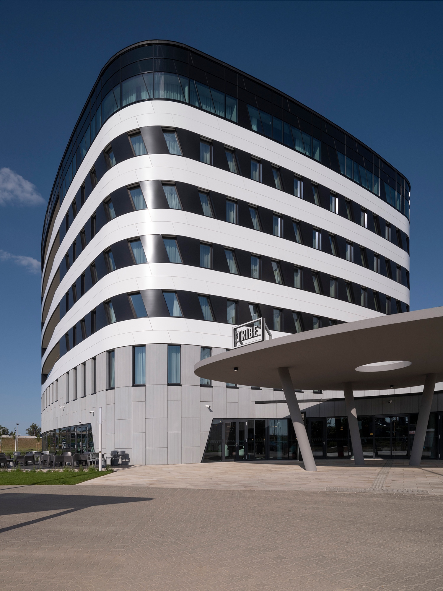 A TRIBE több emelettel és egy karakánabb megjelenéssel folytatja elődje formáit. A legfelső szintek szobái a kifutópályákra nyújtanak remek kilátást.