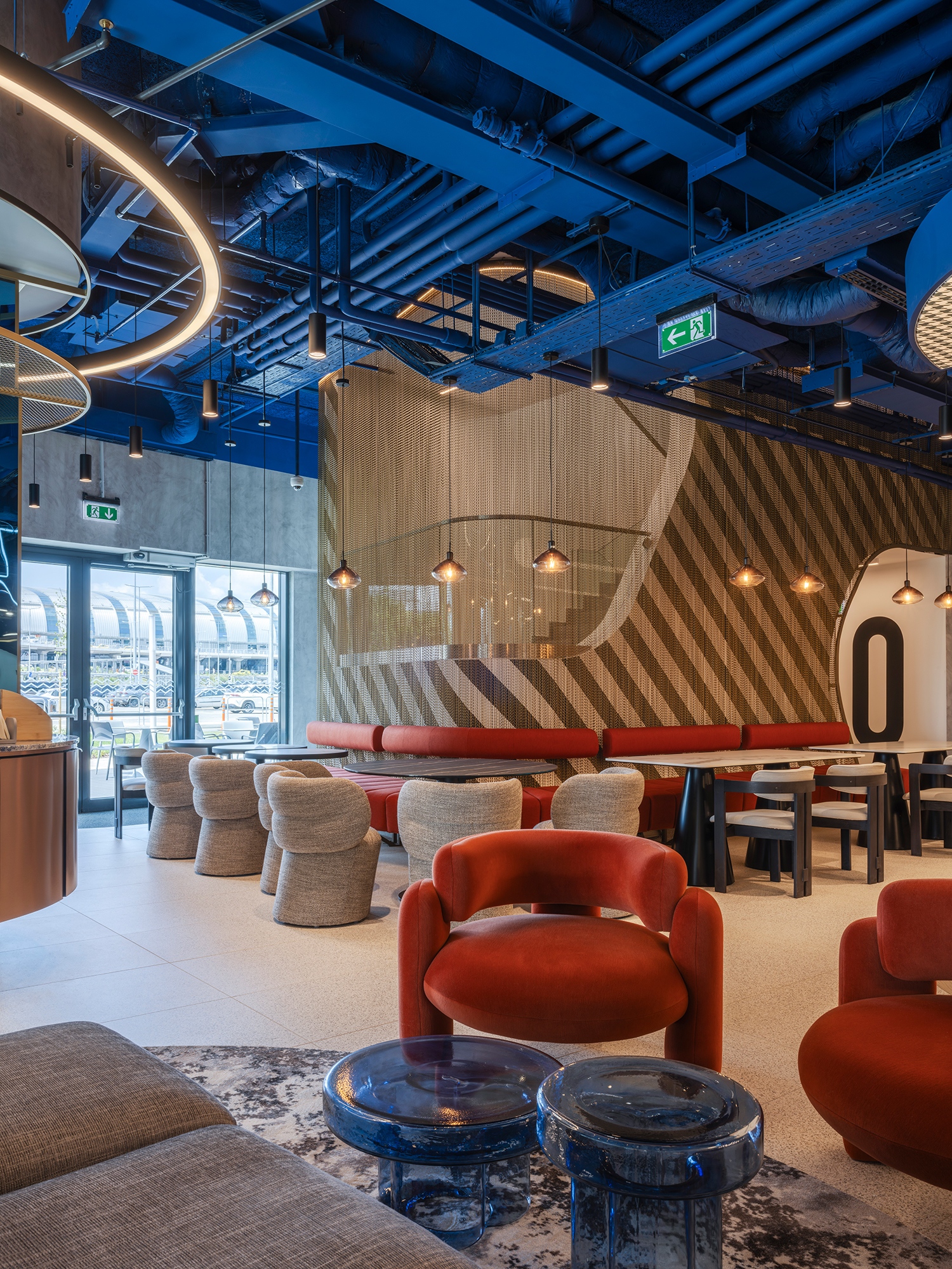 A közösségi terekben nagyon változatos típusú ülőbútorok színesítik a teret, a látszógépészetet pedig szintén egyedi TRIBE színekkel fedték