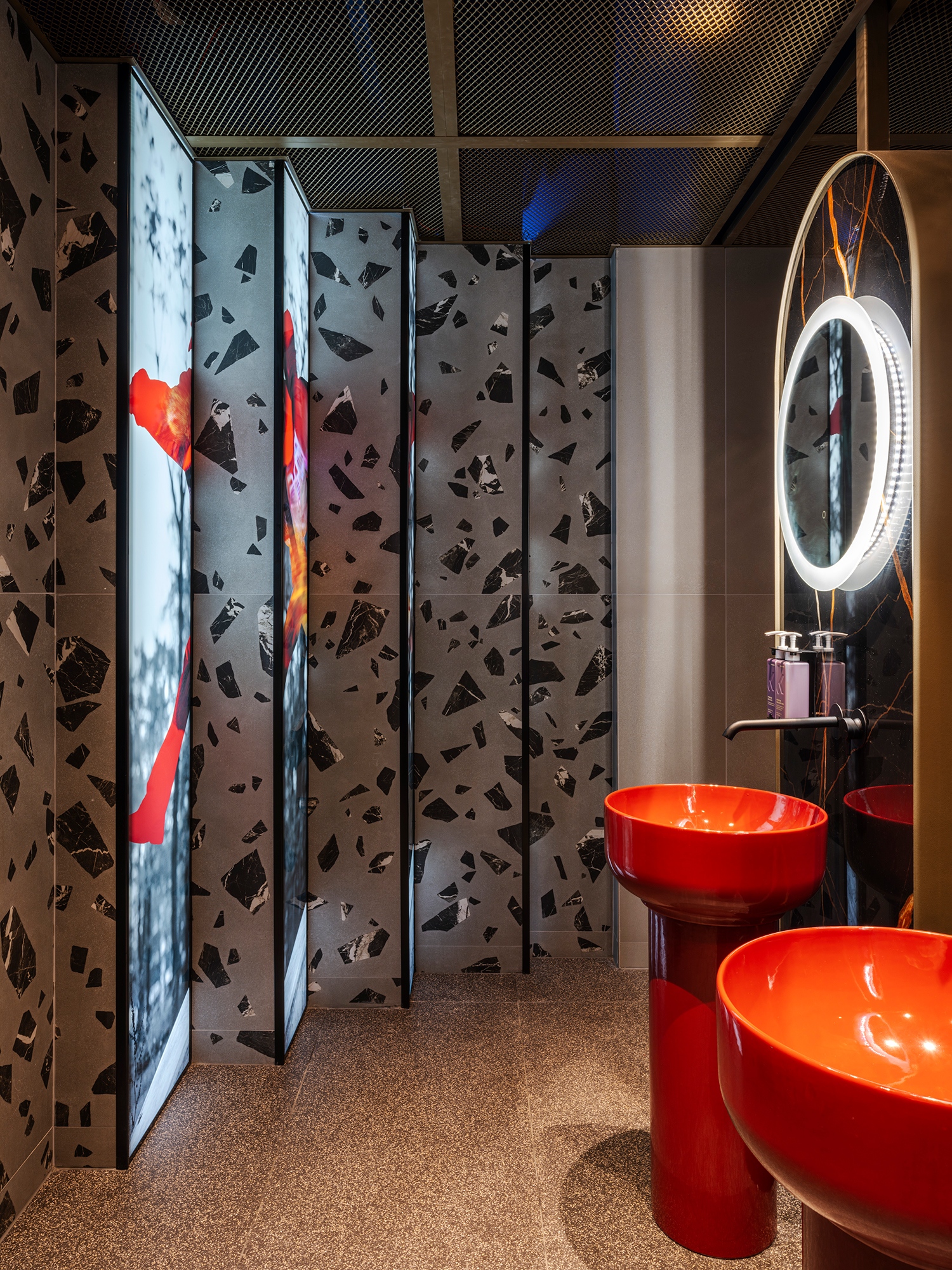 A kő- és technikai kőburkolatok mellett a kerámia minél ötletesebb alkalmazása is feltűnő a belsőépítészetben: a mosdók mellett ez az egész épületben feltűnő Zsolnay Csőkutya-figurák miatt is elmondható