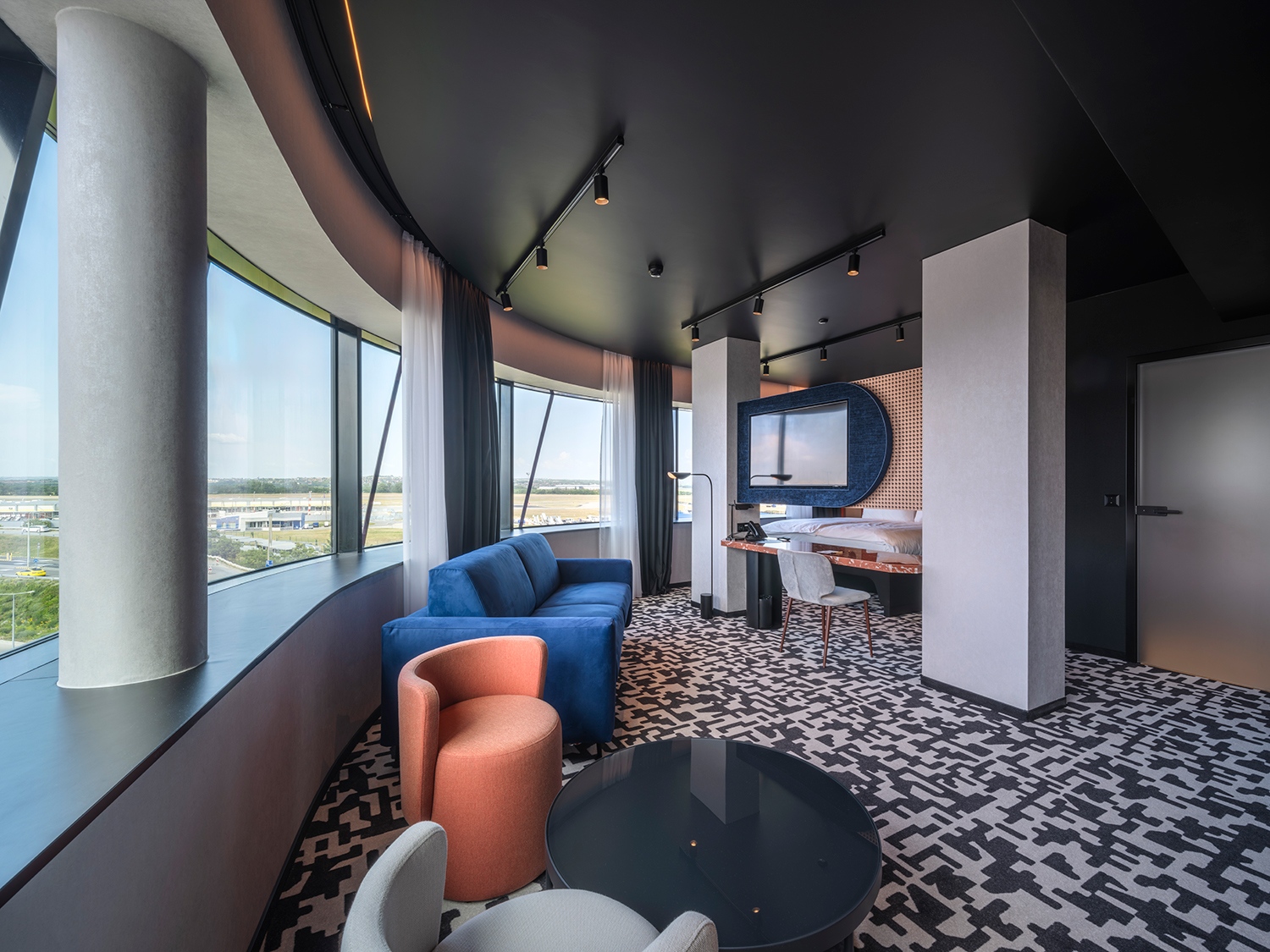 A legfelső szinteken akár négyfős, teljes panorámás lakosztályokat is foglalhatnak az utazók