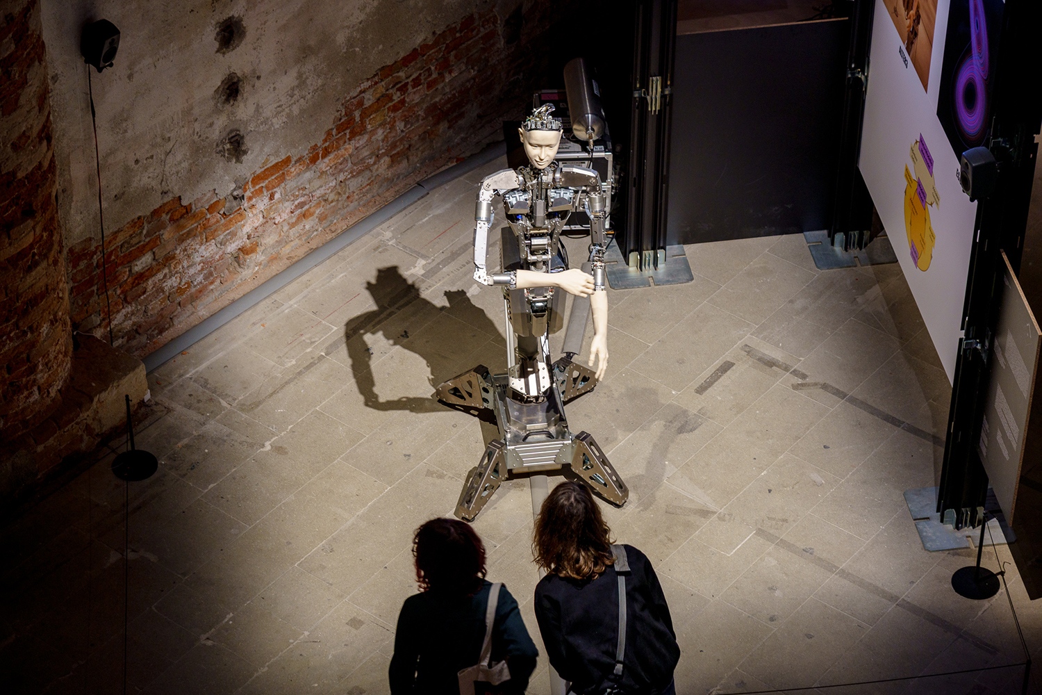 Carlo Ratti kiállításán visszatérő szereplő volt a biztonságos jövőképet segítő, emberarcú robot, Fotó: Andrea Avezzù, La Biennale di Venezia