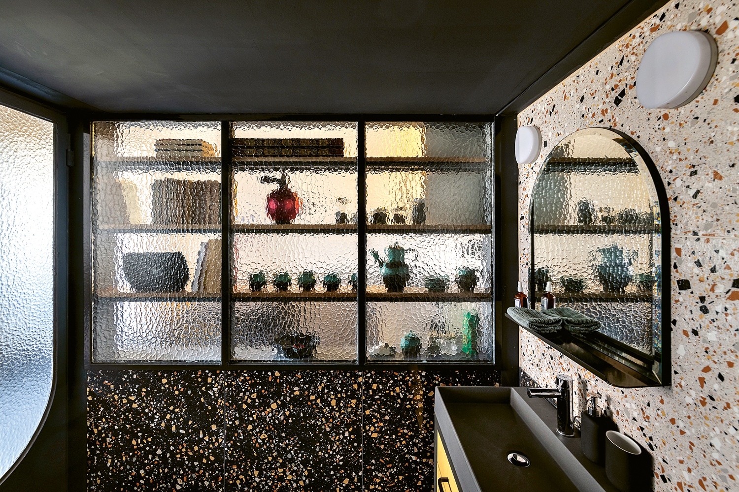 Egy utólag épített acélszerkezetű doboz szolgál a zuhanyzós fürdő terének