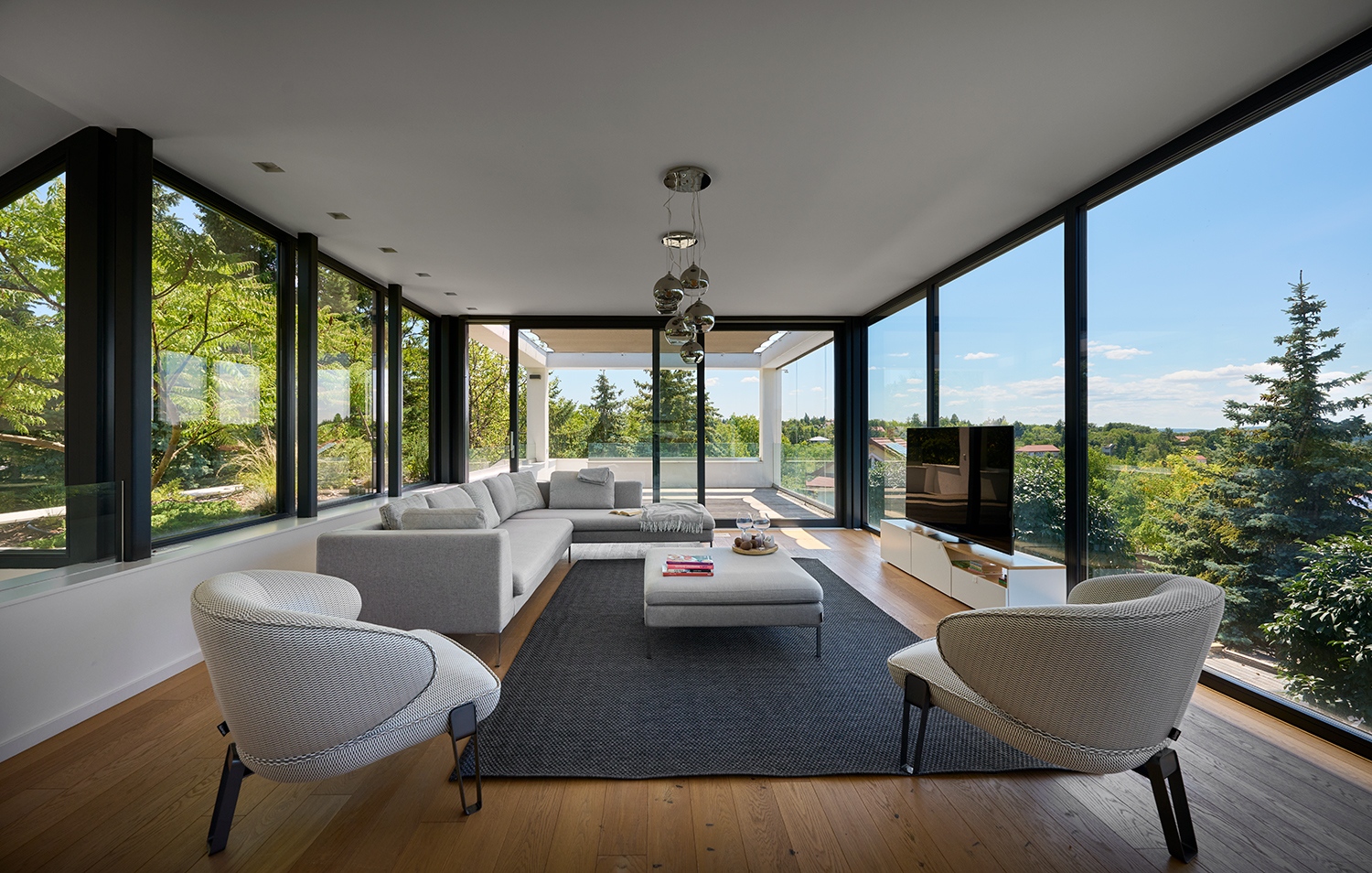 Atipikus, de ezúttal a zöldre való látvány miatt a nappaliétkező az emeletre és nem a földszintre került