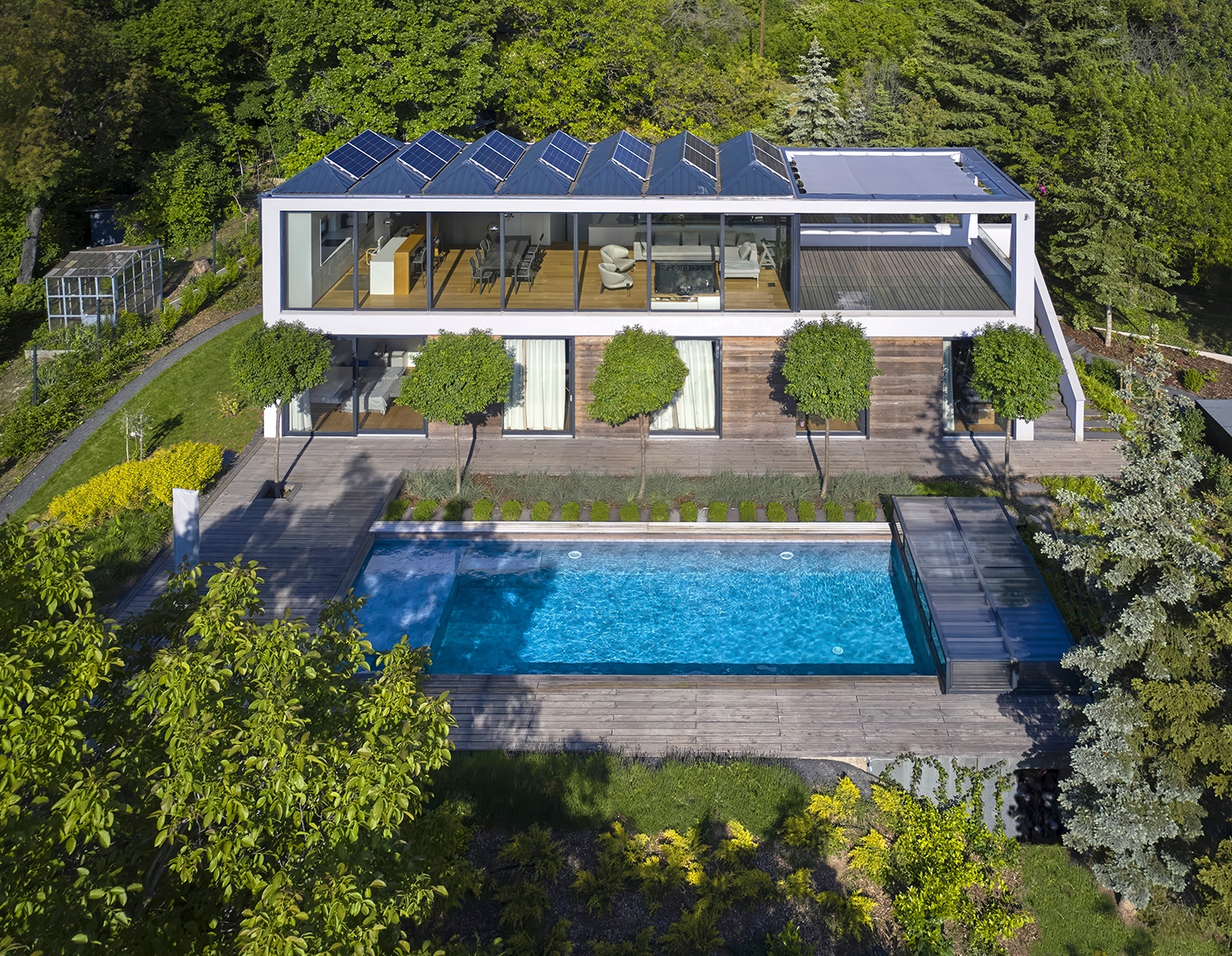 Déli tájolású shed tetőt kapott a ház, így a panelek az ideális pozíció mellett viszonylag rejtve maradnak, nem dominálják a látványt