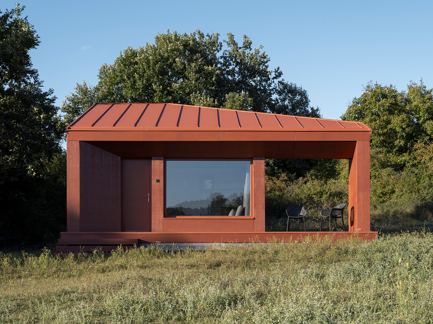 A korcolt lemez különleges, vöröses színéhez választották ki a lucfenyő homlokzatok árnyalatát