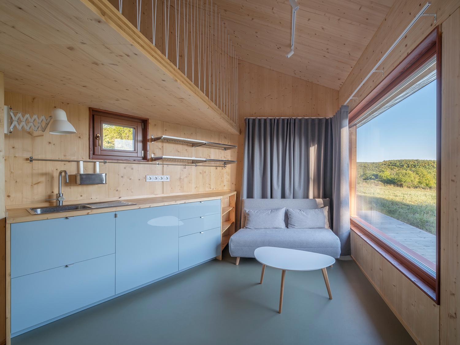 A CLT kezeletlenül is látványos és ízléses hátteret nyújt a belsőépítészeti kidolgozásnak.