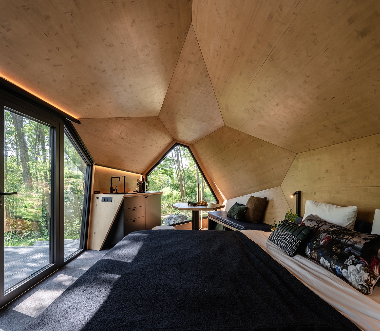 A méret ellenére a kabin egy szálloda kényelmét tudja nyújtani, ráadásul igény szerint bővíthető is további PEBL-egységekkel