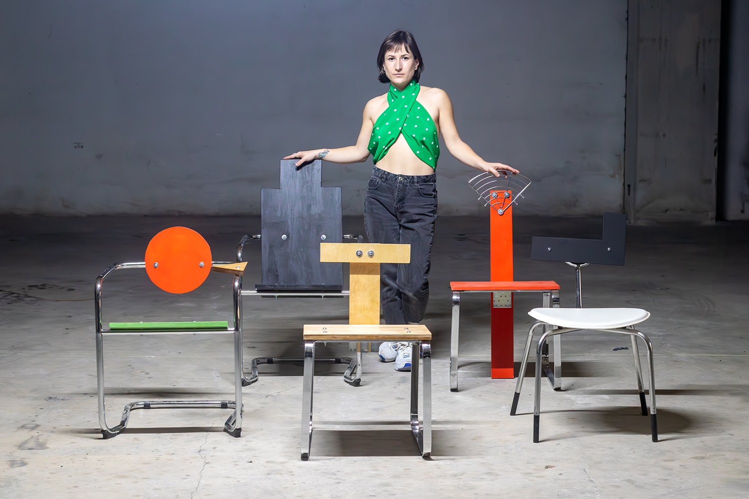 A gyártás során a helyi Matter Make műhely fa hulladékait és Málta híres birgui bolhapiacáról származó, újrahasznosított anyagokat építették be