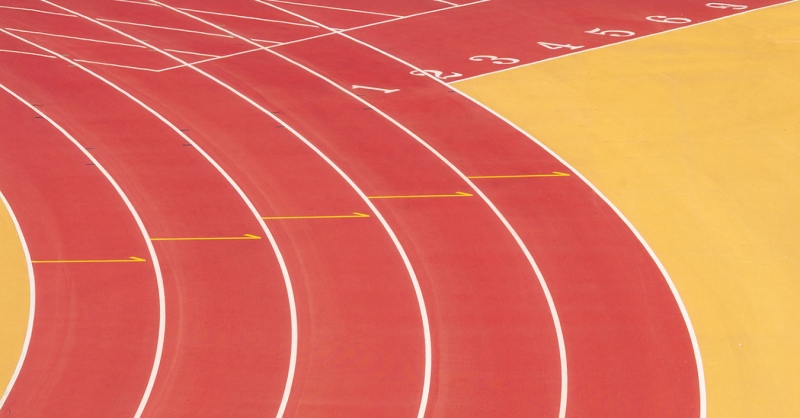 A stadion, mint absztrakt táj – Bolega Niki fotográfus kiállítása 