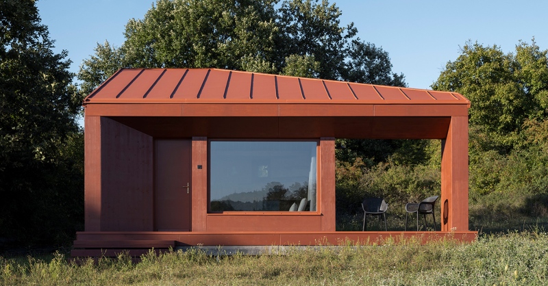 Kabinház a Mecsekben, amely minimumra redukált térben nyújt kényelmet és biztonságot