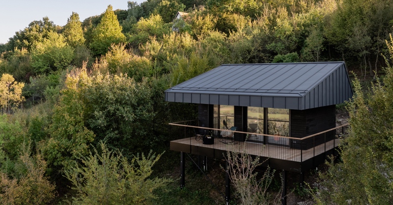 Konzol ház a dunabogdányi hegyoldalban, Kozma Lajos munkáiból inspirálva