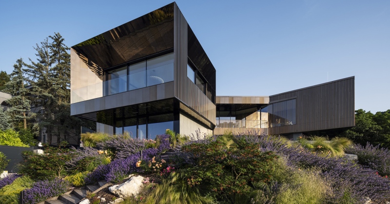 Jellegzetes budai családi ház, egyedileg alakított réz-bronz homlokzati burkolattal