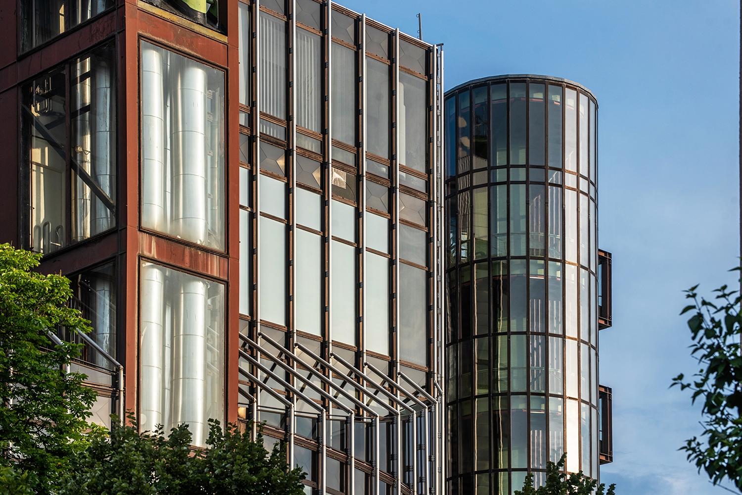 A henger-alapból kimetszésekkel születnek a homlokzatokon sztereometrikus tömegek. Az egyikben a csövek kívülre helyezése és láttatása is high-tech elem. (Fotó: Gulyás Attila)