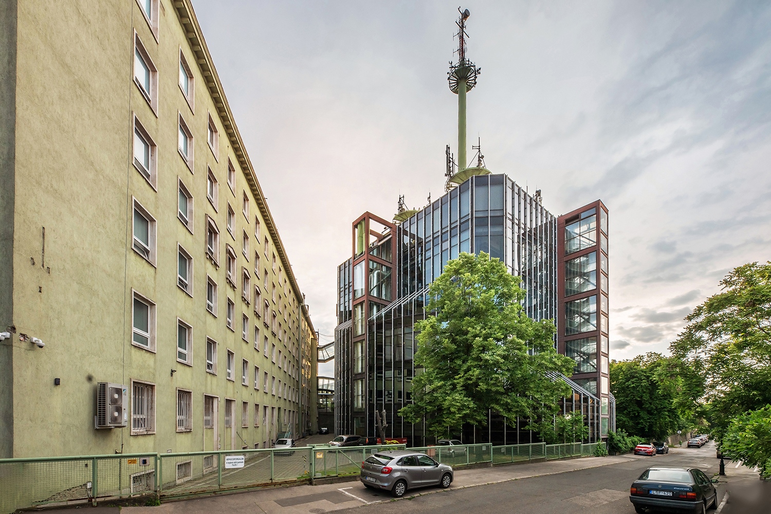 A Virág Csaba-féle központ a Hidasi Lajos által tervezett szocreál épület bővítése, ám ebből a szögből látszik igazán, hogy szinte alig van érintkezés egy nyaktagon kívül a két szerkezet között (Fotó: Gulyás Attila)