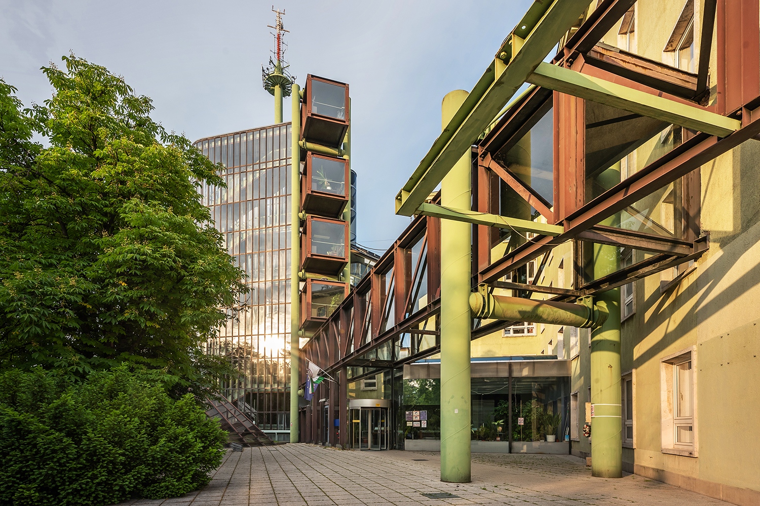 Virág Csaba az új és a régi épületrész előtti felvezetőt plazának hívta: az új főhomlokzat mozgalmas kialakításához egy traverz szerkezet vezeti tekintetünket (Fotó: Gulyás Attila)