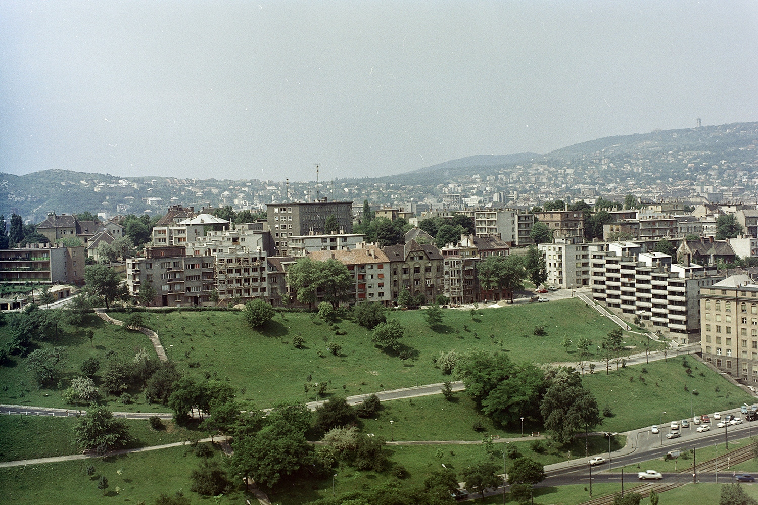 Itt még a Hidasi-féle szocreál épület áll egyedül (Forrás: Fortepan, Adományozó: FŐFOTÓ, 1970)
