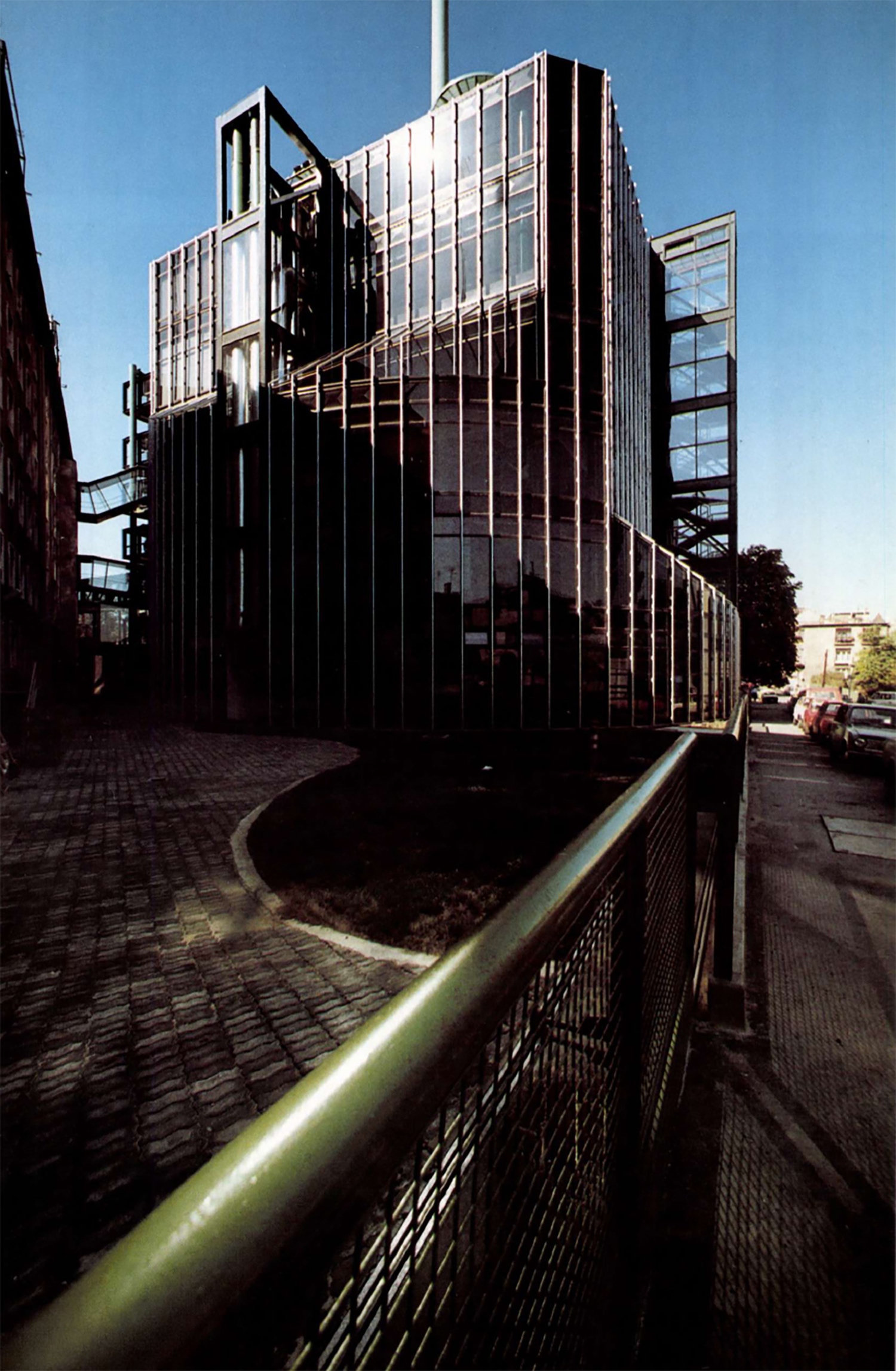 Fotó, amely a Magyar Építőművészet oldalain jelent meg az 1991-es, 1. lapszámban az épületről