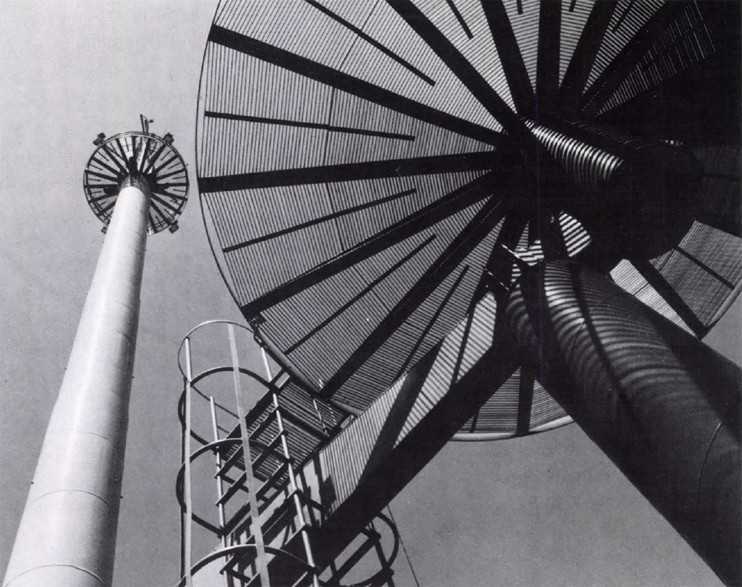 A tervező az antennatartókkal gondolta azt, hogy az épület meghatározóvá válik a városképben. Szerinte ezekkel az elemekkel válik igazán az egész ország hírközlési szimbólumává az épület. (Forrás: Magyar Építőművészet; 1991/1. lapszám)