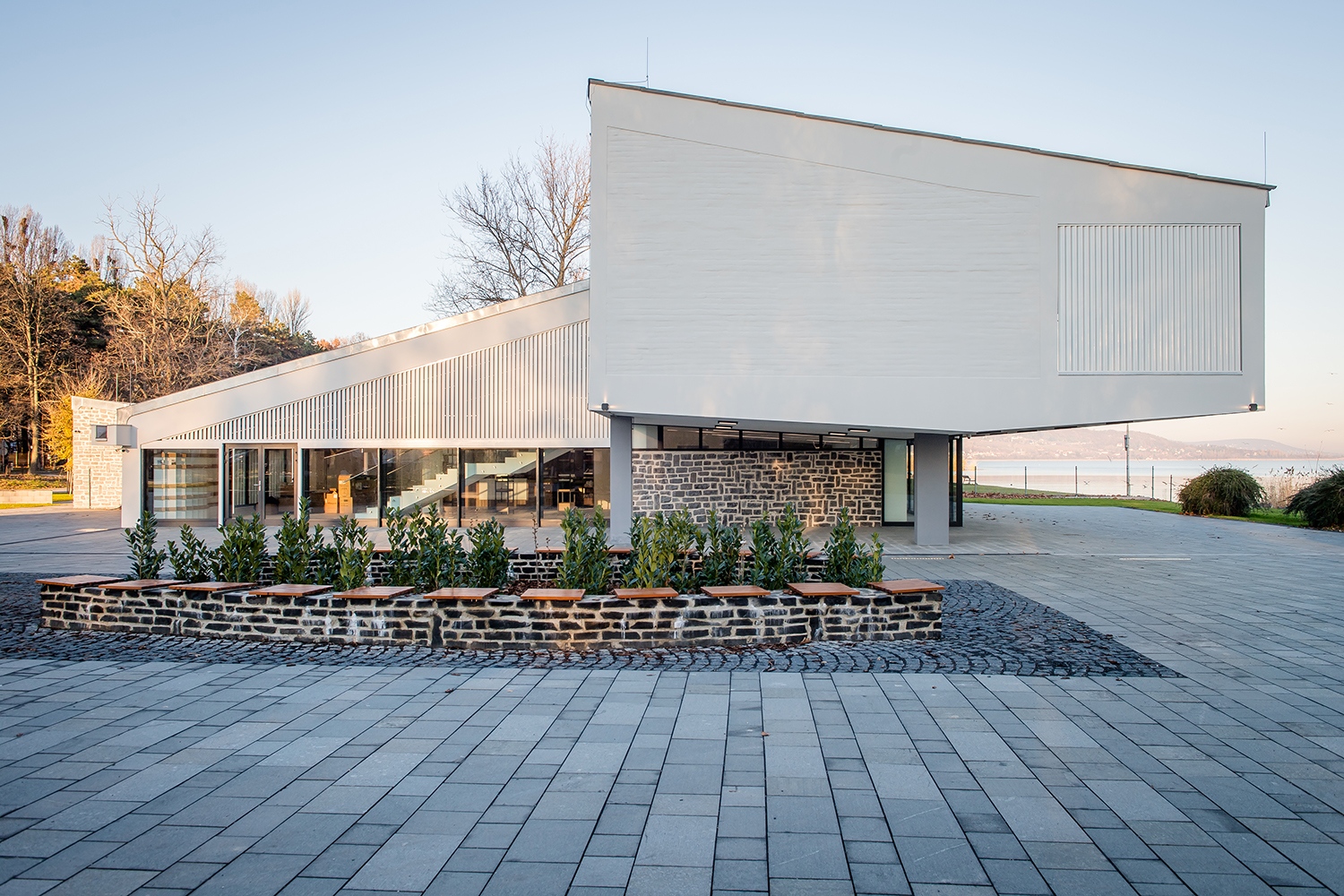 Az egyik legfontosabb dolog az volt, hogy a későbbi átalakításoktól, hozzáépítésektől, felesleges düledékektől megszabadítsák az eredeti tömeget