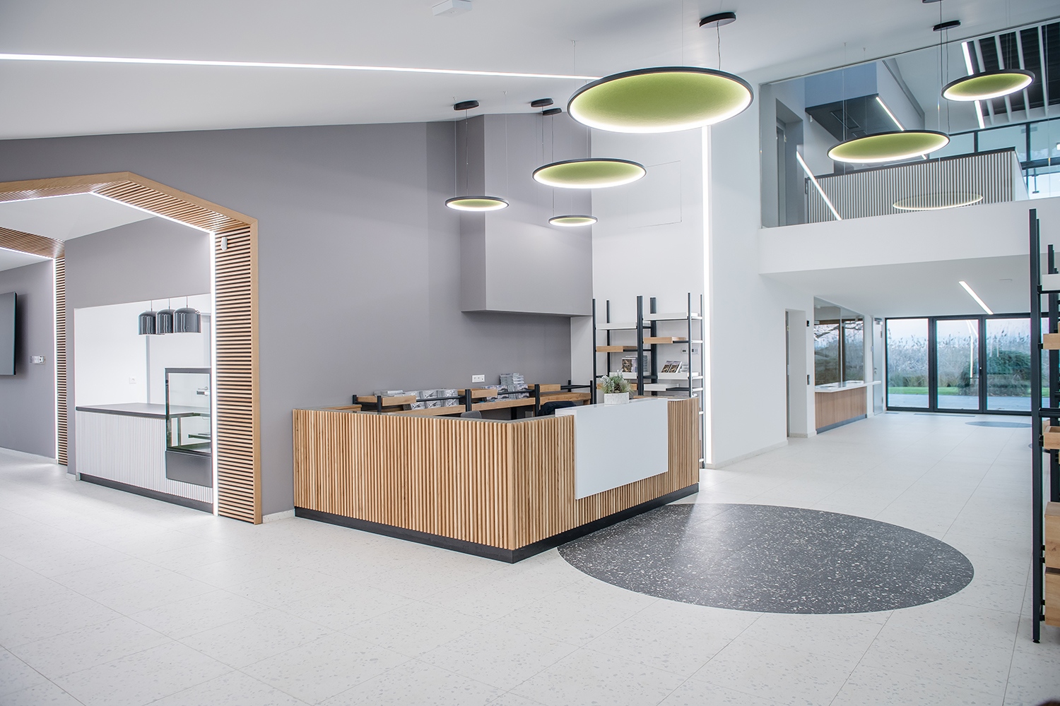 A belsőben sajnos ma már nyoma sincs az 1960-as éveknek. Jelenleg alul hajójegy-és információs iroda van, fent pedig egy multifunkcionális, bérelhető rendezvénytér foglalja el a területet.