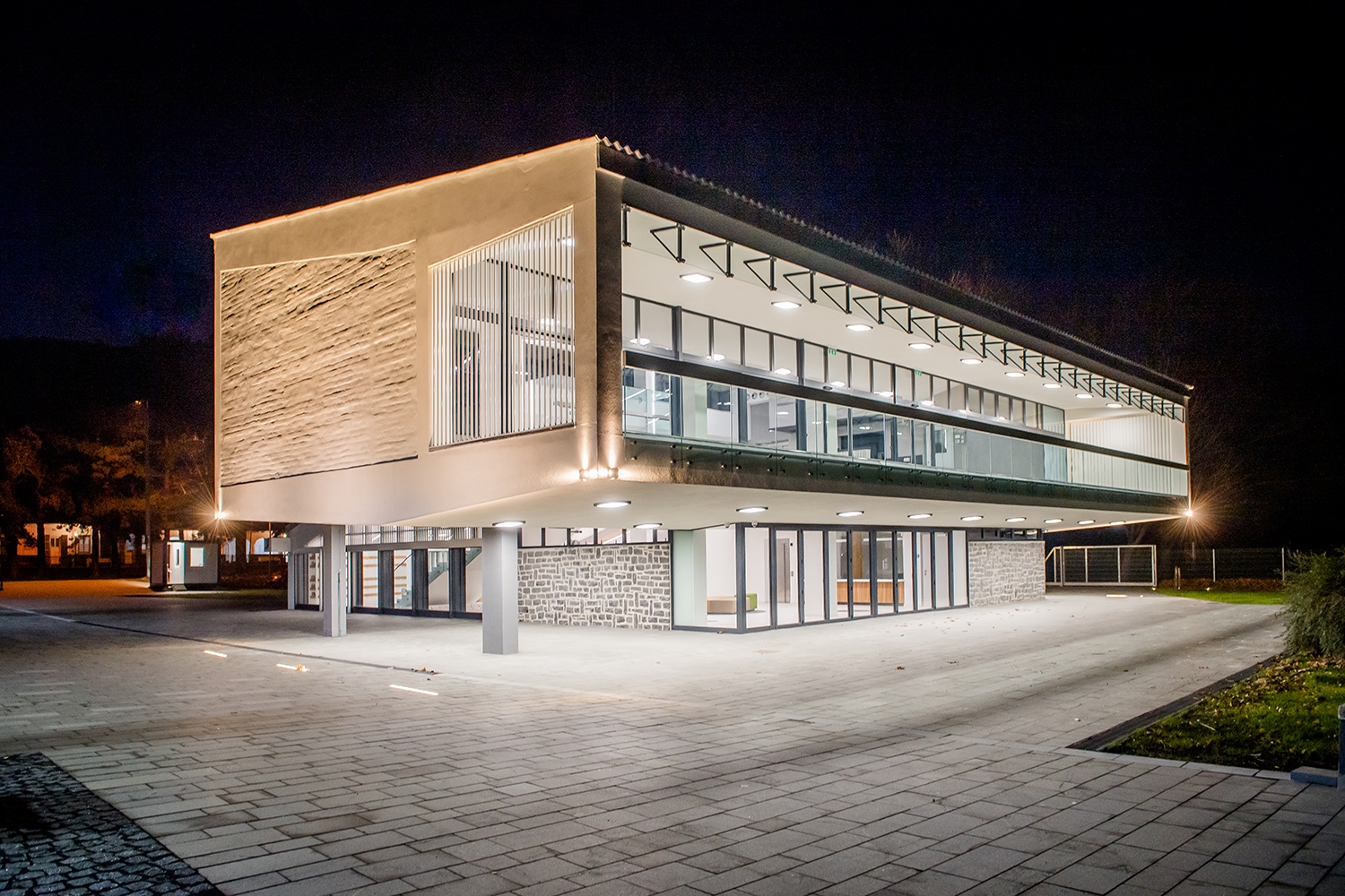 Bizonyos matériákban mást látunk, például napjaink biztonsági üvegkorlátja tűnik fel az emeleti teraszon, de a fő tömeg kitisztítása és helyreállítása visszahozta a régi Tátika sziluettjét