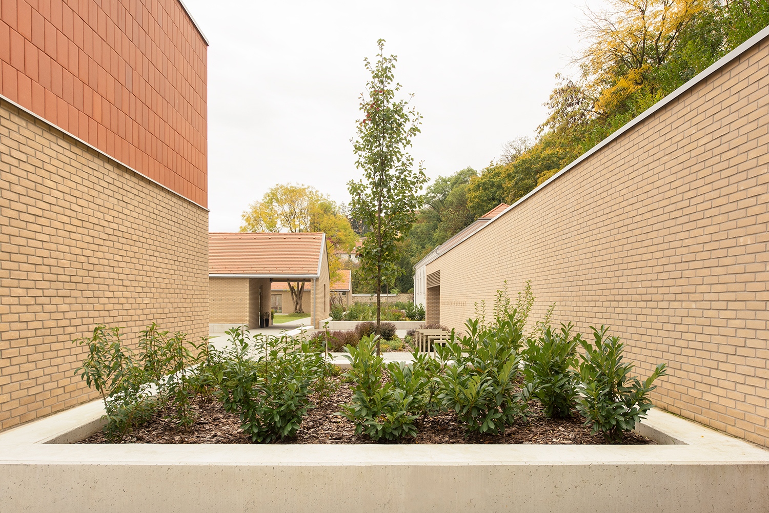 Korabeli fotókon látszik, hogy valaha hasonló beépítés volt itt – a történeti épület mellett valaha hasonló elrendezésben álltak a szomszédos házak