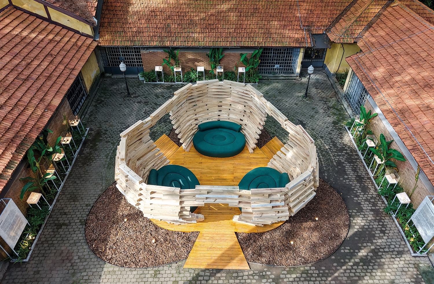 Az, hogy a madarak miként építenek intelligens és biomimetikus struktúrákat, egy interaktív installációban ölt testet a Marko Brajovic Atelier munkája révén, amely a jövő erdővárosának koncepcióját vizionálja. Fotó: Roberta Gewehr