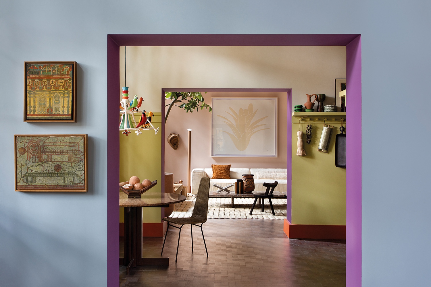 A Maurício Arruda által tervezett, 141 m²-es otthon színvilágát kilenc tónus határozza meg, amelyek az Água Branca Park fáinak természetes pigmentjeit idézik fel. Fotó: Denilson Machado