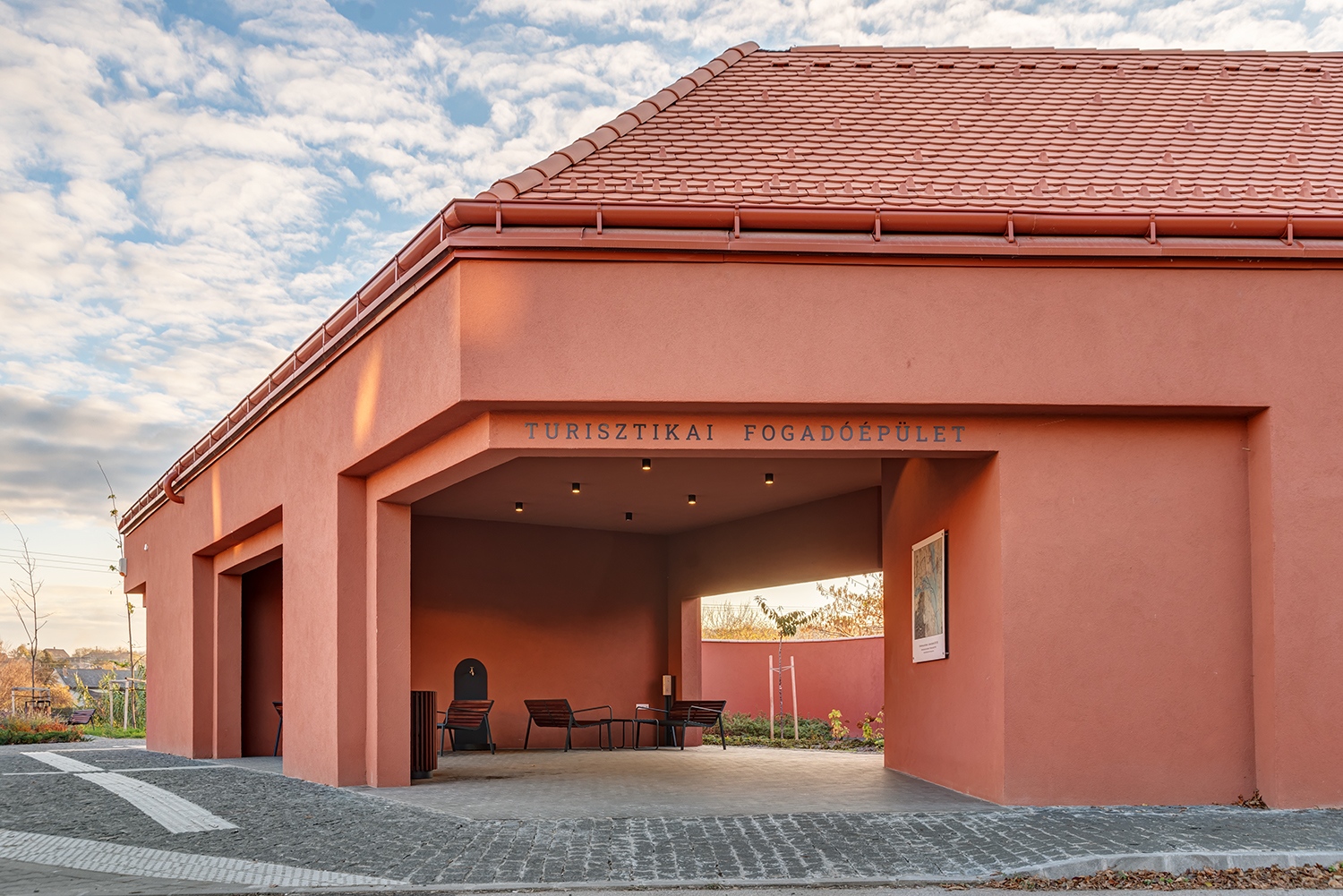 A tér a turisták kényelmét szolgálja, így lett a tervezési feladat egyik fontos eleme a pikniktér létrehozása, ahol asztalok, padok és ivókút áll a vendégek rendelkezésére