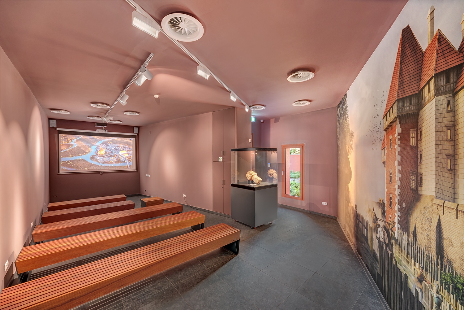 Az épület fő attrakciója a virtuális bemutatótér, ahol a látogatók egy filmen követhetik nyomon a simontornyai vár több mint 800 éves történetét