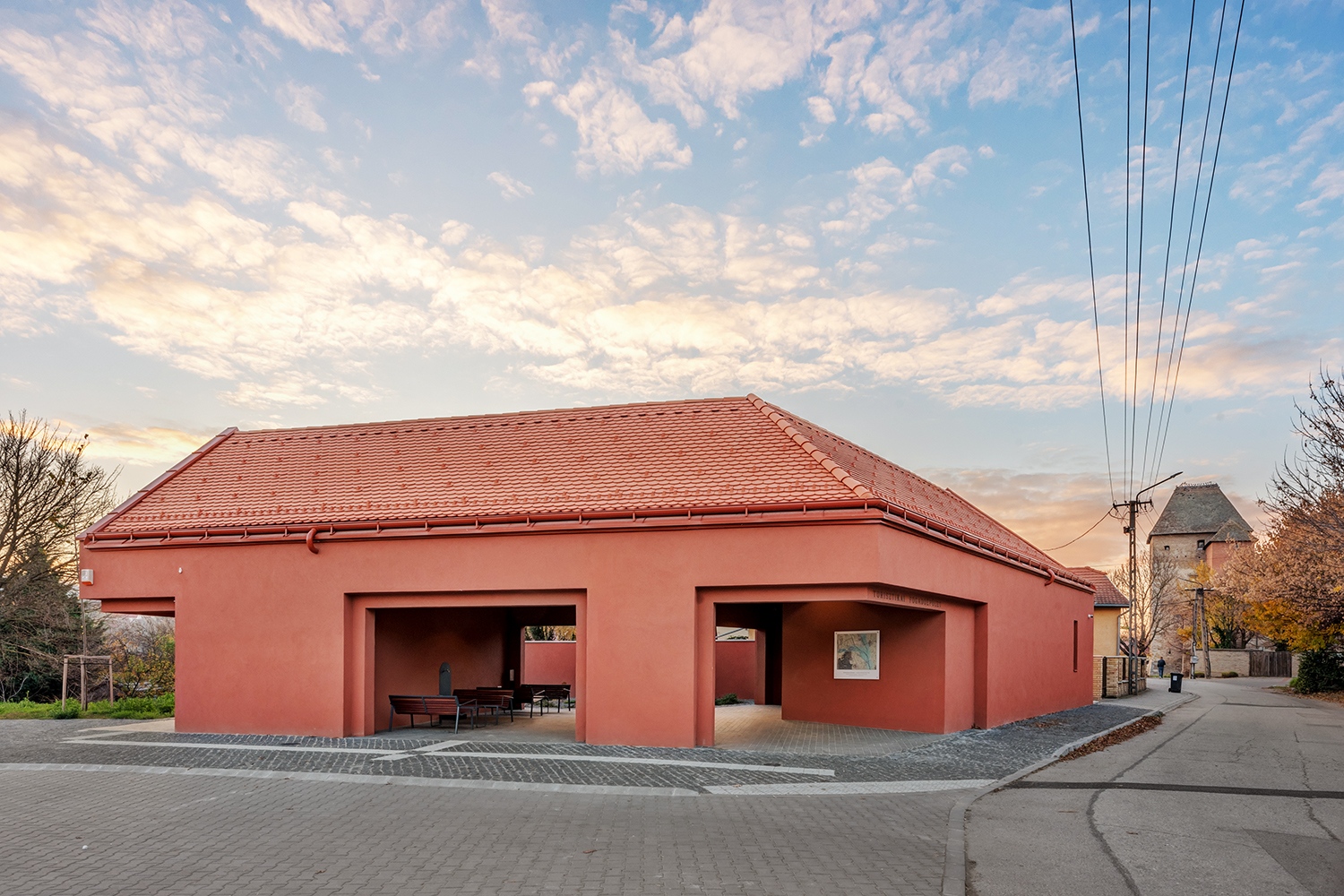 Elegáns építészettörténeti utalás a vár múltjára a bélletes kapunyílások alkalmazása