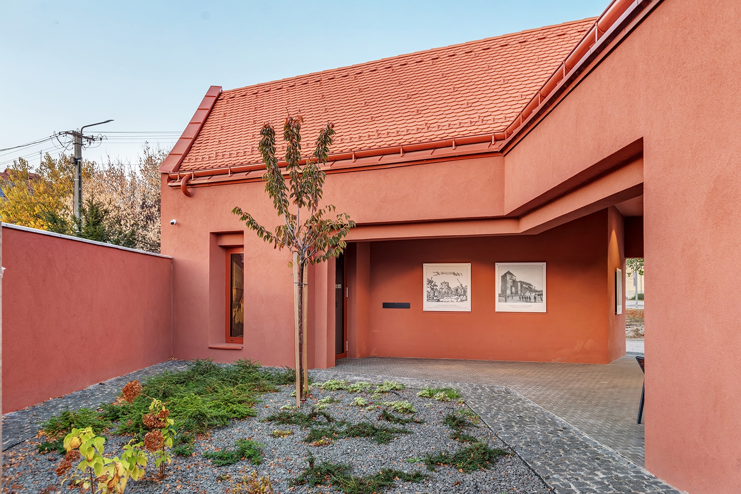 A pikniktér átszellőzését segíti a nyitott belső kert, ahol a két növendék cseresznyefa hamarosan árnyékot és gyümölcsöt is kínál a látogatóknak