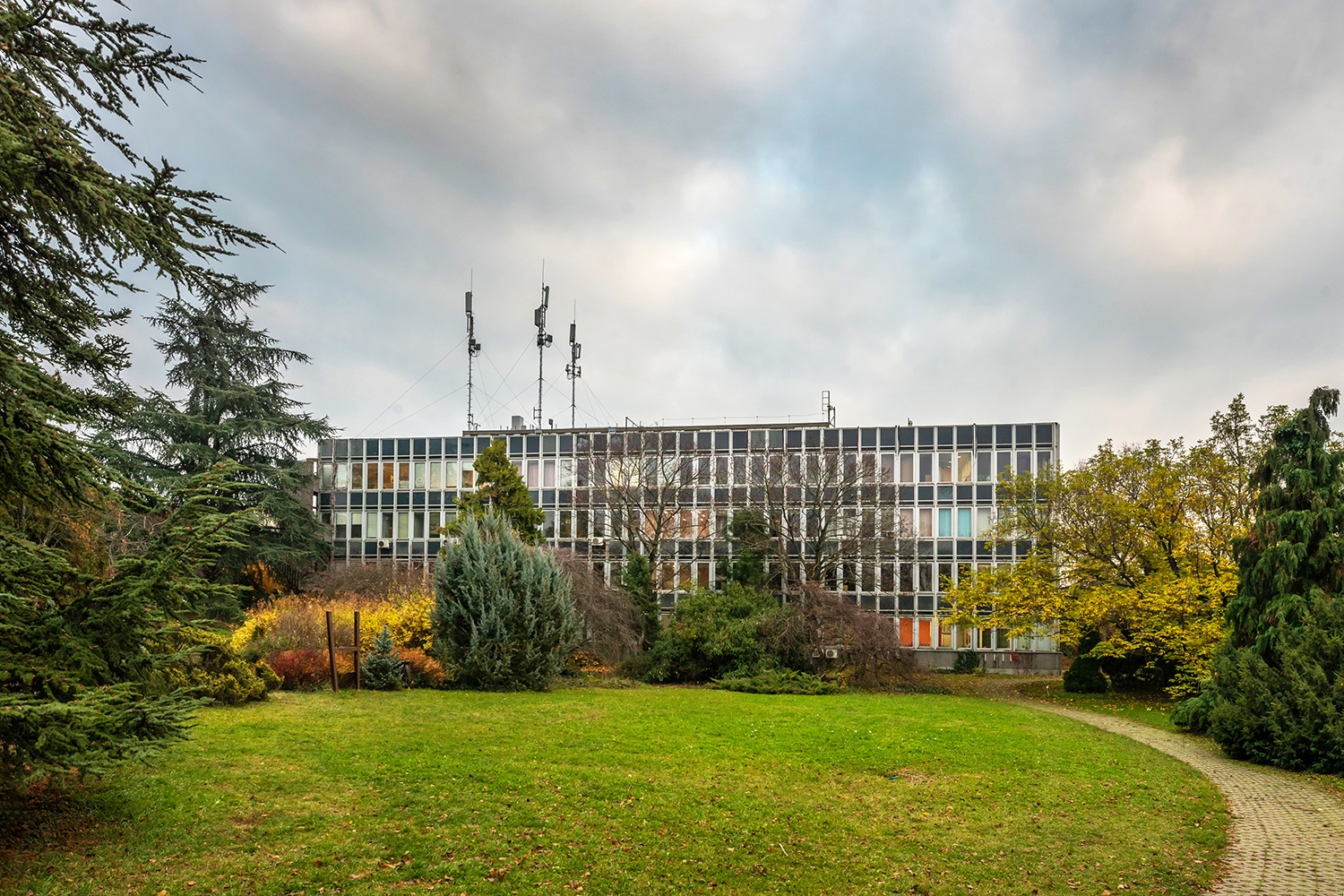 Az első ütem alumínium függönyfalas épületrésze. A második ütemben ehhez hasonló újabb tömbökkel bővítették a hátsó traktust.