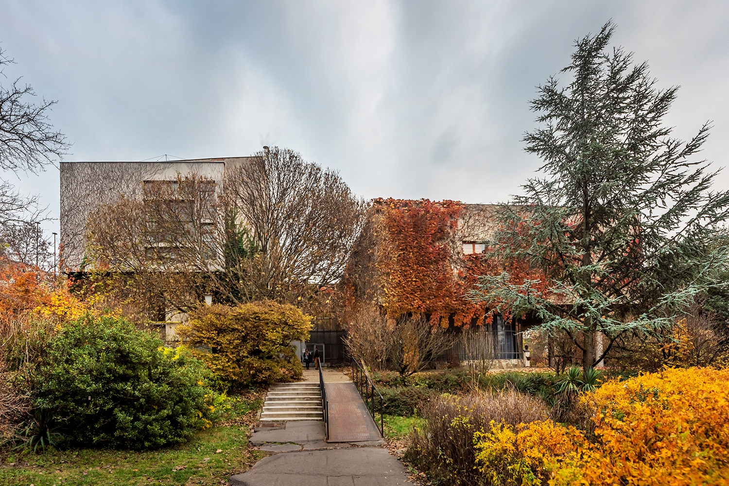 A sorozat szóban forgó épületei előtt érkezett az 1949-ben létrejött „A” épület, amelynek tervezői a korszak két neves építésze, Szendrői Jenő és Lauber László voltak