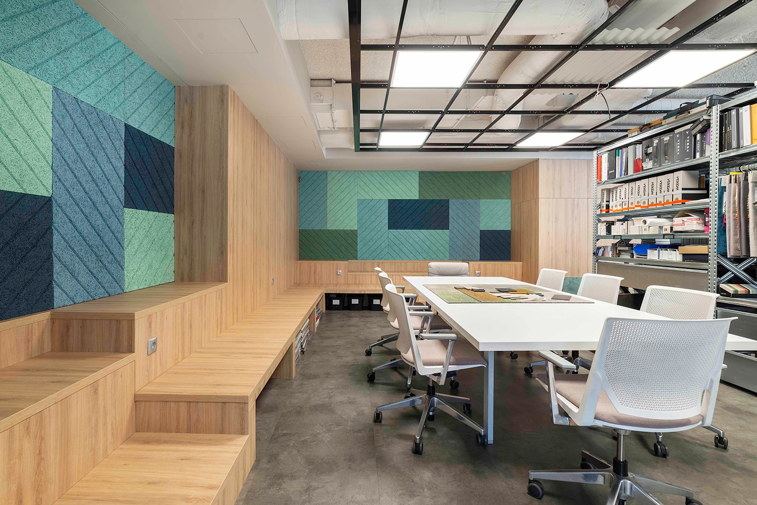 A fenntartható megoldások mellett az iroda afféle bútorlaboratórium is, ahol kipróbálják azokat a mobiliákat, amelyeket később a megrendelőknek ajánlanak