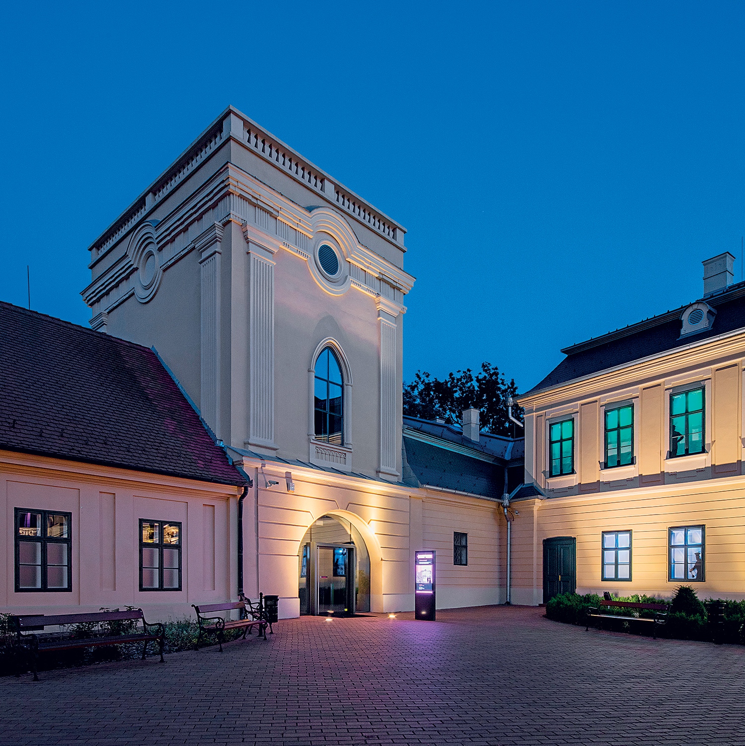 A gyulai Harruckern-Wenckheim-Almásy-kastély az ország kulturális életében is mindig jelentős szerepet játszott