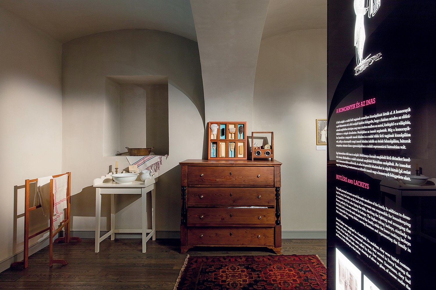 A változatos bőségben látható kiállítási elemek úgy mutatják be a szolgálók titkos világát, hogy az közben az Almásy-kastély dokumentumaihoz, történetéhez kötődik