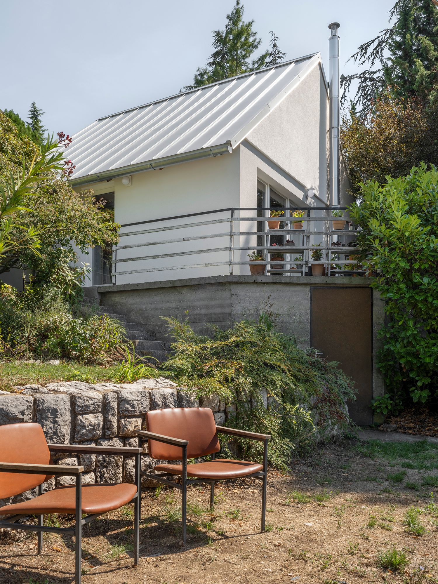 A szerkezet megerősítése volt a legfontosabb: az előzmény típustervének oldalfalai hat centiméter vastagsággal próbálták hordani a cserépfedéssel ellátott tetőszerkezetet. Így a tehermentesítés a héjalás cseréjével kezdődött: cserép helyett fehér korcolt fémlemez borítja a tetőt,amely a ház karakterét is meghatározza.